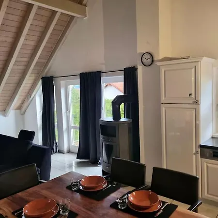Dachgeschosswohnung Im Gruenen Apartment
